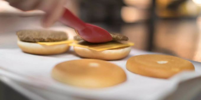 Die Polizei fand in einem Zug drei Burger mit einer «Spezialzutat» Ein Mitarbeiter bereitet einen Hamburger zu.