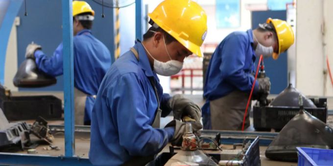 Chinesische Arbeiter bauen Fernsehgeräte auseinander. Chinesische Arbeiter bauen Fernsehgeräte auseinander.