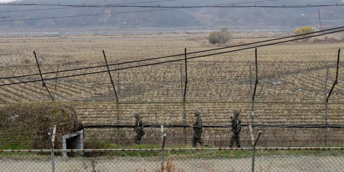 Südkoreanische Soldaten patrouillieren an einem Grenzzaun zu Nordkorea.