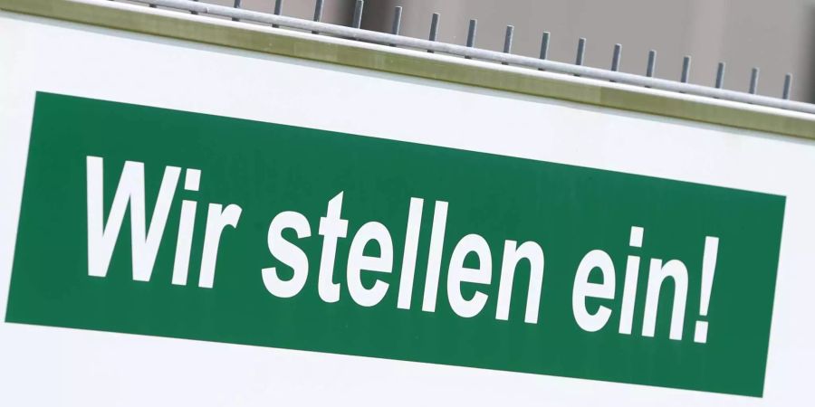 Auf einem Schild vor einem mittelständischen Metallbaubetrieb steht «Wir stellen ein».