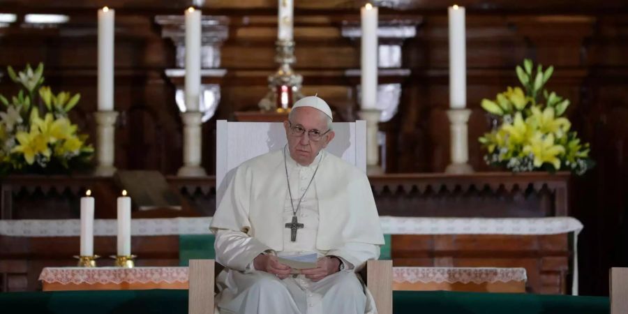 Papst Franziskus sitzt in der lutheranischen Kirche und nimmt an einem Treffen mit jungen Menschen teil.