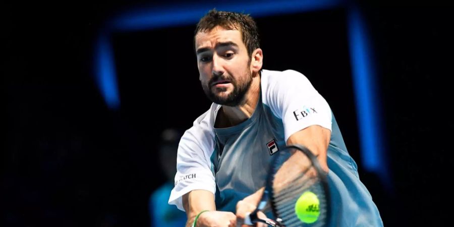 Marin Cilic schlägt eine Rückhand gegen John Isner an den World Tour Finals 2018.