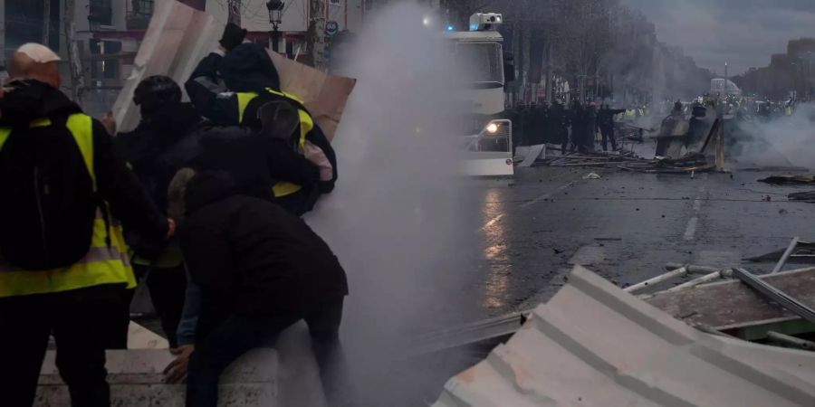 Gelbwesten bei Protesten in Paris.