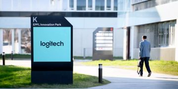 Ein Mann läuft am mit dem Firmenlogo markierten Eingang des Hauptquartiers von Logitech in Lausanne vorbei.