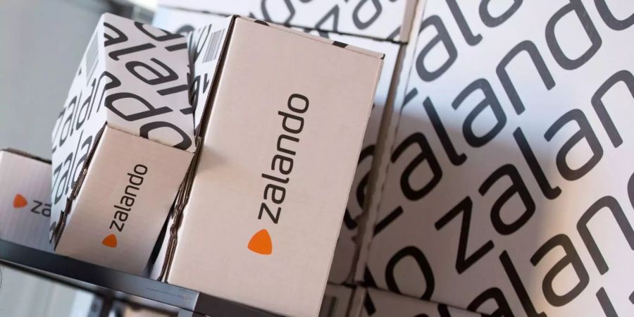 Zahlreiche Zalando-Kartons sind im Rahmen des Presseseminars «Zalando Insights Day» zu sehen.