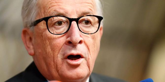 EU-Kommissionspräsident Jean-Claude Juncker spricht mit Medien.