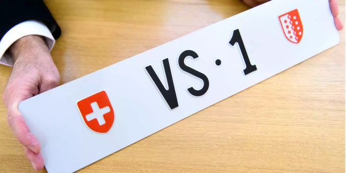 Das Kontrollschild «VS 1» kostet 160'100 Franken. Das Kontrollschild «VS 1» kostet 160'100 Franken.