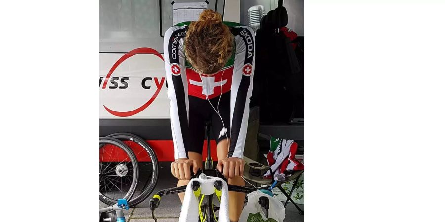 Marlen Reusser trainiert im Dress von Swiss Cycling.