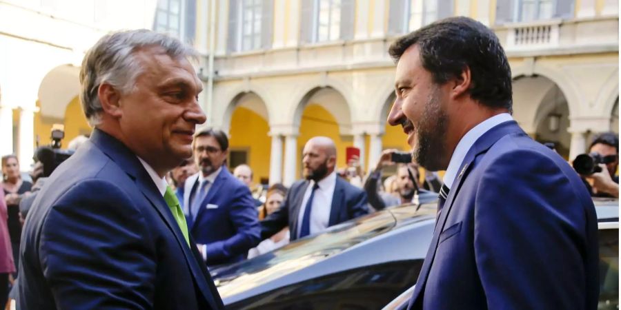 Matteo Salvini (r), Innenminister von Italien, begrüsst Viktor Orban, Ministerpräsident von Ungarn, zu einem Gespräch in Mailand.