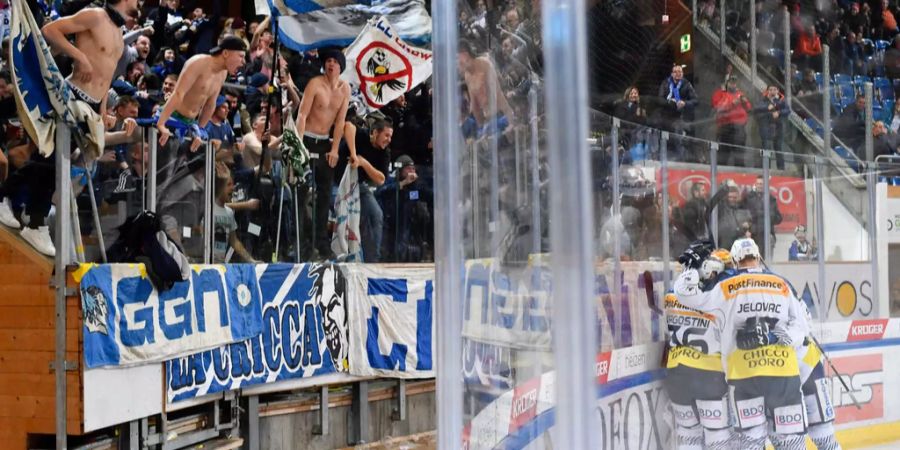 Der Gästesektor des HC Davos (hier mit Fans des HC Ambri-Piotta) wird in naher Zukunft leer bleiben.