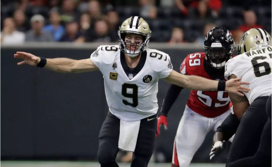 Saints-QB Drew Brees stellt auch mit 39 Jahren weiterhin Rekorde auf. Beim 43:37-Sieg in der Overtime über die Falcons sorgte er nicht nur höchstpersönlich für zwei Touchdowns – er konnte ausserdem Brett Favres Rekord von 6’301 erfolgreichen Pässen übertreffen. Brees steht aktuell bei 6’326 Pässen und einer Quote von 67,1 Prozent. In den nächsten Wochen wird er zudem den Pass-Yard-Rekord von Peyton Manning brechen: Es fehlen ihm noch 417.