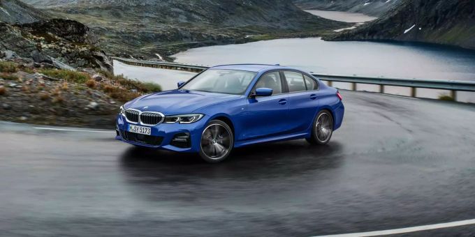Die Nieren sind etwas breiter, die Lampen ebenso. Trotzdem bleibt der neue 3er vom BMW sich treu. Die Nieren sind etwas breiter, die Lampen ebenso. Trotzdem bleibt der neue 3er vom BMW sich treu.