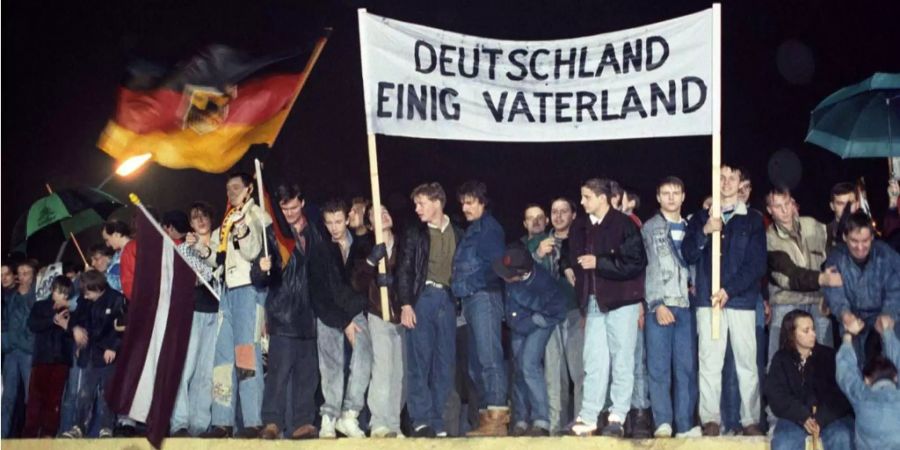 Ostdeutsche und Westdeutsche beim Fall der Berliner Mauer 1989. Doch wie einig ist ihr Vaterland 29 Jahre später.