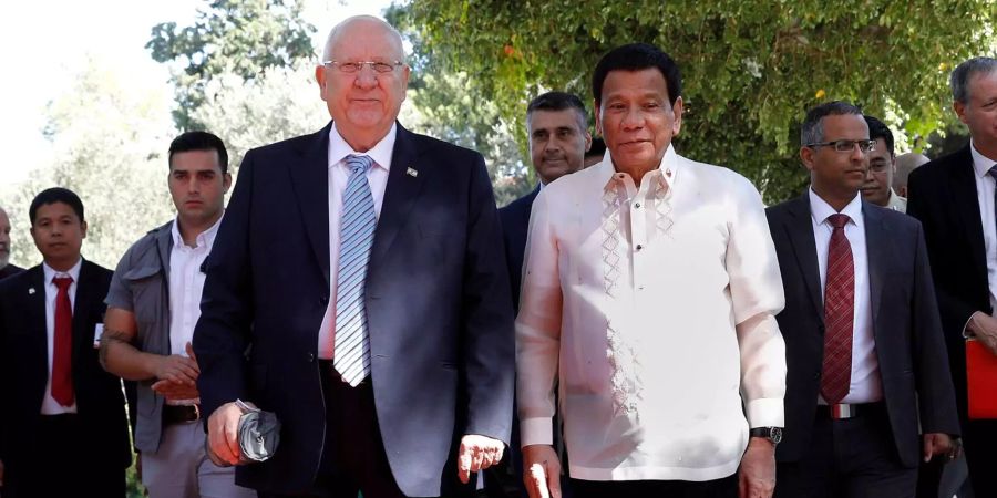 Der philippinische Präsident Rodrigo Duterte (r.) läuft neben dem israelischen Präsidenten Reuven Rivlin (l.) zu einem gemeinsamen Gespräch während Dutertes Staatsbesuch in Jerusalem.