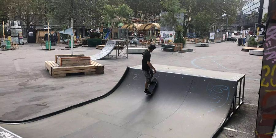 Skater auf jener Rampe im Skatepark auf der Schützenmatte, welche sk8.be mit einem Crowd-Funding kaufen will.