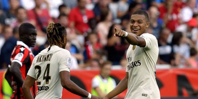 Kylian Mbappé (rechts) jubelt im Dress von Paris St-Germain. kylian mbappé