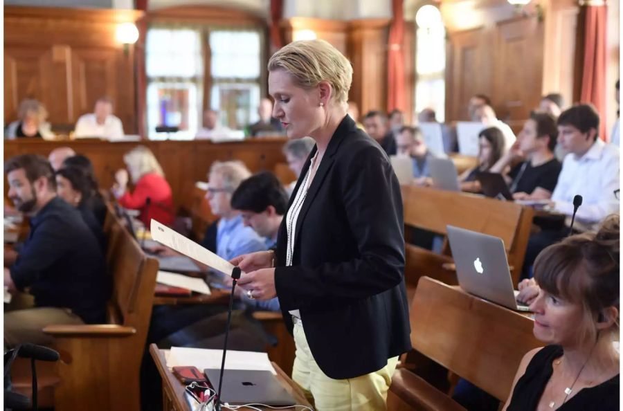 SP Gemeinderätin Gabriela Rothenfluh spricht zur Stadion-Debatte im Juli 2018 - Keystone