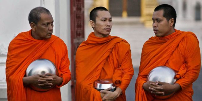 Drei buddhistische Mönche in Bangkok. Drei buddhistische Mönche in Bangkok.