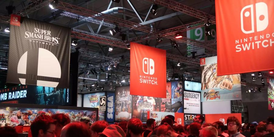 An der Gamescom 2018 können Besucher am Nintendo Stand das Spiel Super Smash Bros. Ultimate antesten.