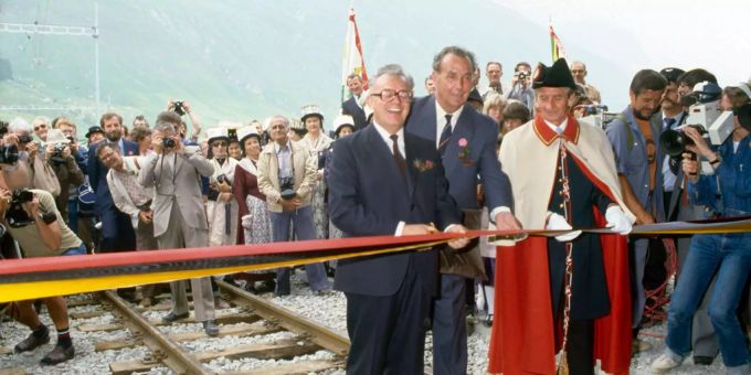 Damaliger Bundesrat Leon Schlumpf, Vorsteher des Eidgenössischen Verkehrs- und Energiewirtschaftsdepartementes EVED, durchtrennt am 25. Juni 1982 in Oberwald VS das Band und eröffnet feierlich den 15,4 Kilometer langen Furkatunnel. Damaliger Bundesrat Leon Schlumpf, Vorsteher des Eidgenössischen Verkehrs- und Energiewirtschaftsdepartementes EVED, durchtrennt am 25. Juni 1982 in Oberwald VS das Band und eröffnet feierlich den 15,4 Kilometer langen Furkatunnel.