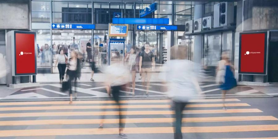 Soeben sind die digitalen Grossbildschirme von cityscreen bei den Bahnhöfen Freiburg und Bulle montiert worden.