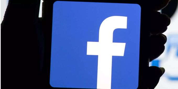 Das Facebook-Logo erscheint auf einem Mobiltelefon. App Store Facebook
