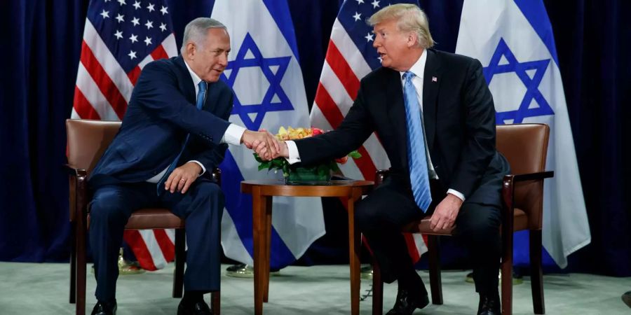 Donald Trump (r), Präsident der USA, trifft im Rahmen der 73. Generalversammlung der Vereinten Nationen im UN-Hauptquartier Benjamin Netanjahu, Ministerpräsident von Israel.