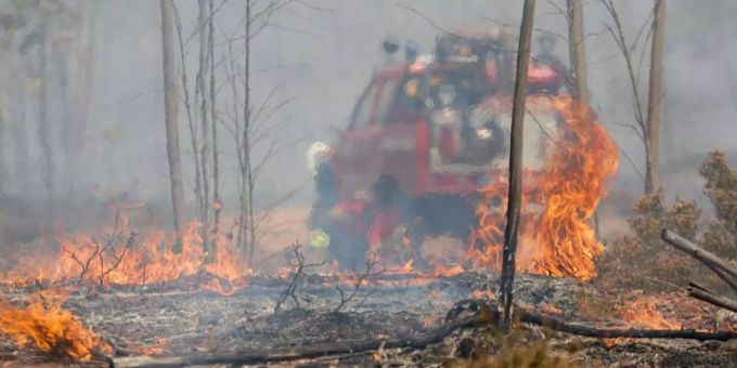Die Feuerwehr kämpfte 2017 gegen einen Waldbrand nahe Pedrógão Grande in Portugal. Die Feuerwehr kämpfte 2017 gegen einen Waldbrand nahe Pedrógão Grande in Portugal.