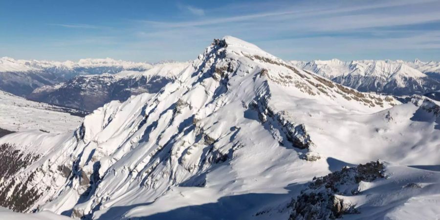 Blick vom Piz Tuf oberhalb Wergenstein im bündnerischen Schams auf den 2997 Meter hohen Piz Beverin.