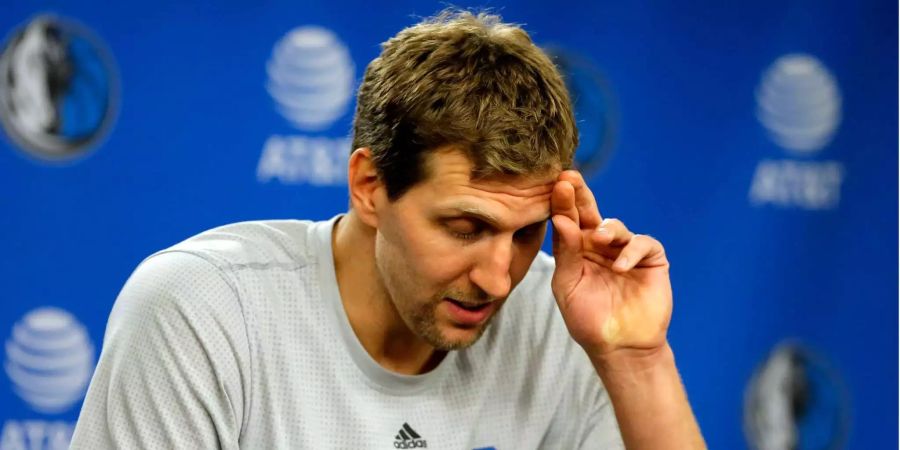 Dirk Nowitzki von den Dallas Mavericks nimmt bei einer Pressekonferenz nach dem Spiel gegen Los Angeles Lakers teil.