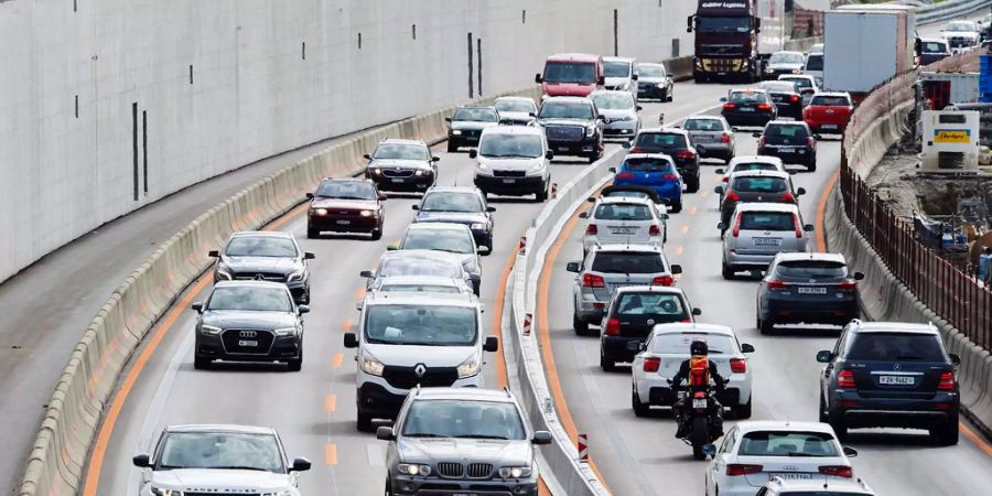 Rund um Zürich staut sich der Verkehr.