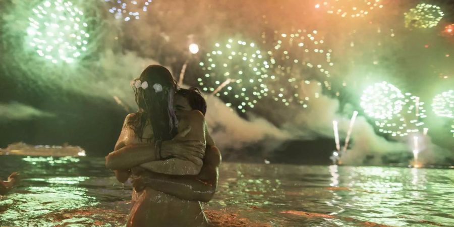 In Rio de Janeiro feierten die Menschen teils im Wasser.