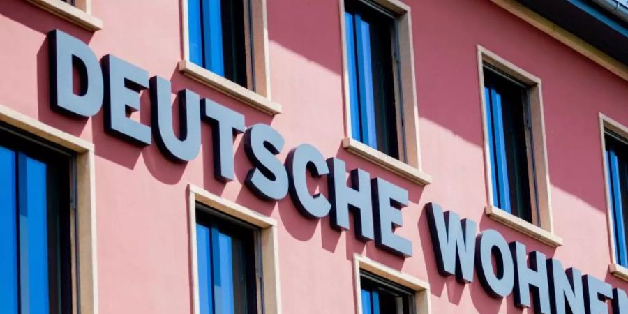 Die Fassade der Zentrale der börsennotierten Wohnungsgesellschaft Deutsche Wohnen SE in Berlin. Foto: Christoph Soeder/dpa