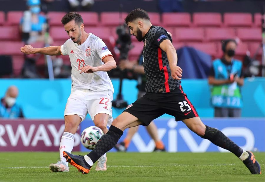 Josko Gvardiol (r.) setzt Pablo Sarabia (l.) unter Druck.