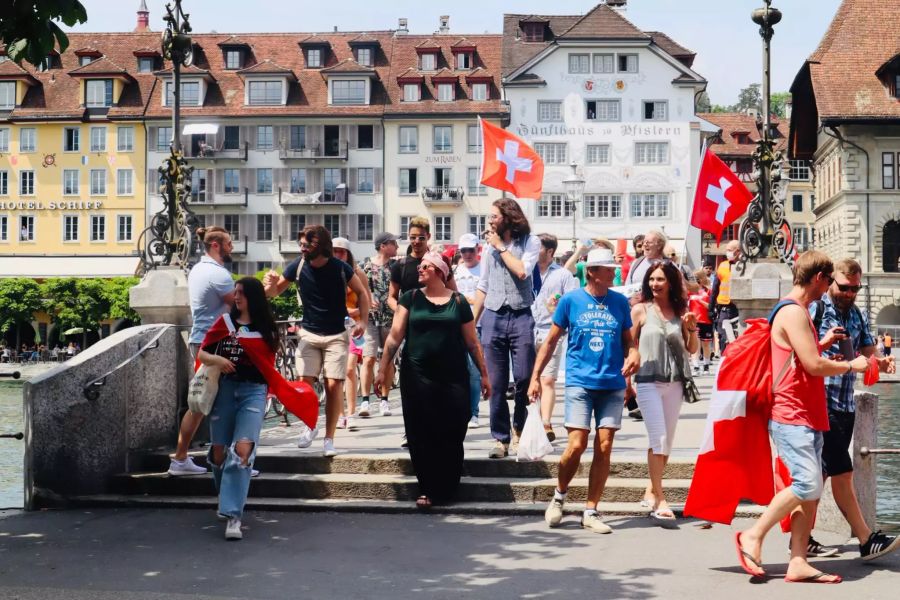 Auch der Luzerner Jungpolitiker Nicolas A. Rimoldi ist vor Ort.