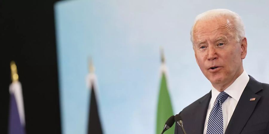 Joe Biden, Präsident der USA, spricht während einer Pressekonferenz nach dem Abschluss des G7-Gipfels am Flughafen in Newquay. Foto: Patrick Semansky/AP/dpa