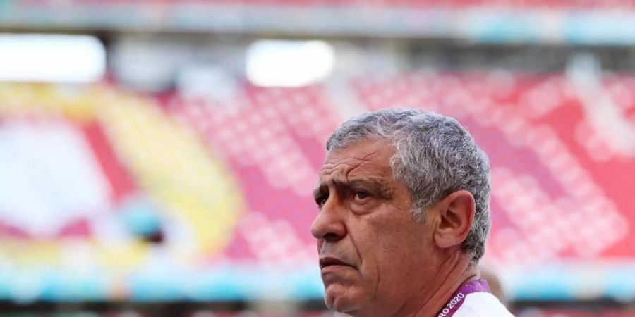 Portugals Trainer Fernando Santos während eines Interviews. Foto: Christian Charisius/dpa