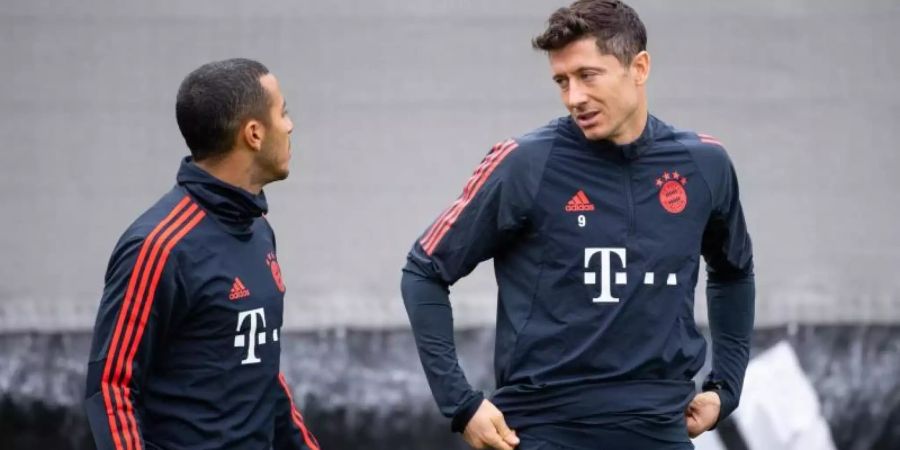 Lange Teamkollegen beim FC Bayern, nun Gegner bei der EM: Spaniens Thiago (l) und Polens Robert Lewandowski. Foto: Sven Hoppe/dpa