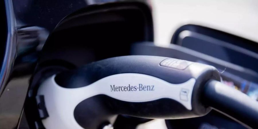 Der Ladestecker eines Autos mit Plug-in-Hybrid-Antrieb von Mercedes-Benz. Daimler will das Tempo für das Ziel CO2-Neutralität erhöhen. Foto: Christoph Soeder/dpa