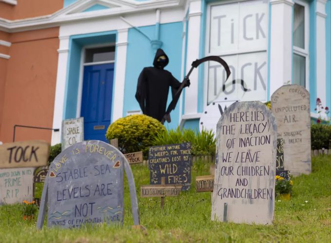 Eine Kunstinstallation mit dem Namen «die Doomsday-Skulptur» wird in einem Vorgarten in Falmouth, Cornwall, aufgestellt. In Falmouth wurde ein Friedhof nachgebaut, um auf die Gefahren des Klimawandels hinzuweisen. G7 summit in Cornwall