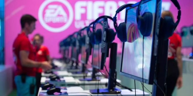 An einem Stand von EA Sports auf der Gamescom 2018 konnten Fans das Videospiel «Fifa» ausprobieren. Foto: Christophe Gateau/dpa An einem Stand von EA Sports auf der Gamescom 2018 konnten Fans das Videospiel «Fifa» ausprobieren. Foto: Christophe Gateau/dpa