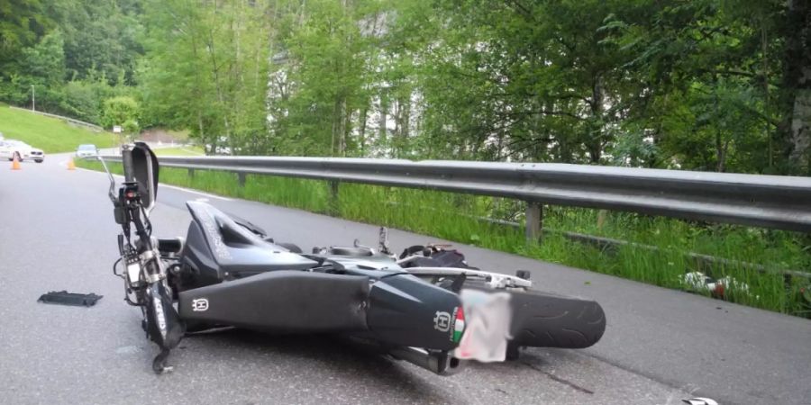 Beim Sturz mit einem Motorrad in Vorderthal SZ verletzte sich der Lenker tödlich.