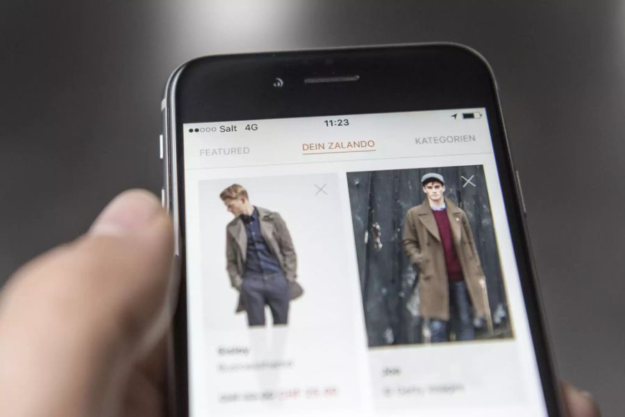 Eine Person benutzt die Zalando-App auf ihrem Smartphone. (Archivbild)