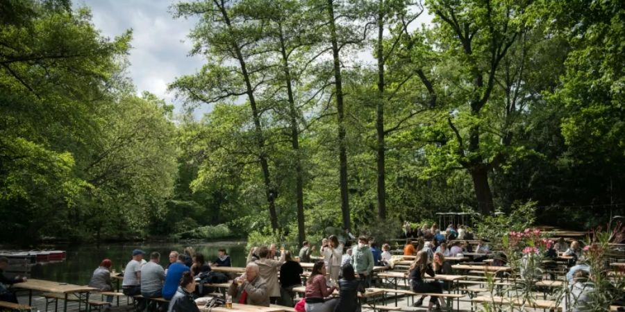 Besucher in einem Berliner Biergarten