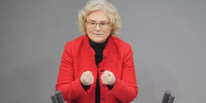 Christine Lambrecht (SPD), Bundesministerin der Justiz und für Verbraucherschutz, spricht im Plenum im Bundestag. Christine Lambrecht