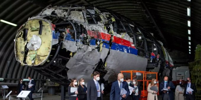 Niederländische Richter inspizieren das MH17-Wrack. mh17