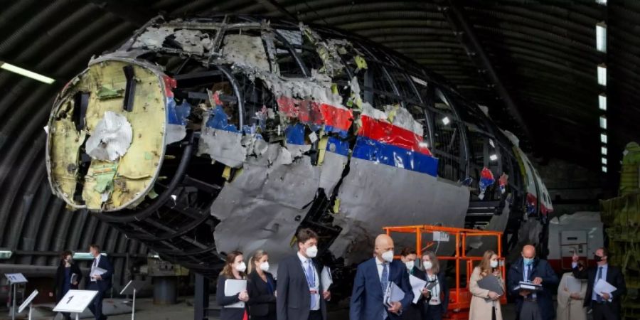 Niederländische Richter inspizieren das MH17-Wrack.