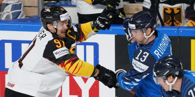 Liefern sich einen umkämpften WM-Halbfinal: Deutschland und Finnland. Eishockey WM