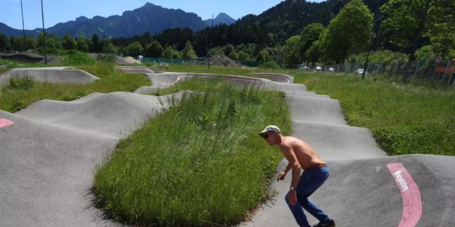Pumptracks könnten gerade in kleineren Gemeinden Skateparks als Jugendangebot den Rang ablaufen. Foto: Karl-Josef Hildenbrand/dpa