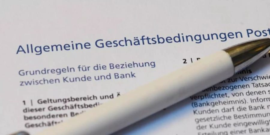 Verbraucherschützer fordern die Banken auf, die zu Unrecht erhobenen Gebühren zurückzuerstatten. Foto: Uli Deck/dpa
